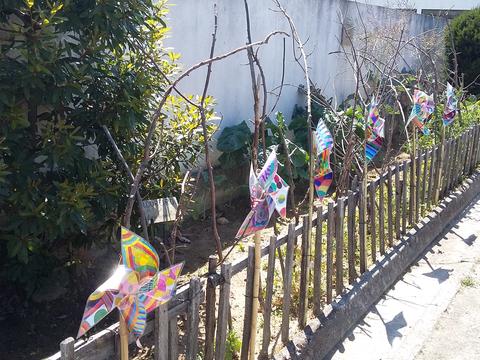Panorâmica da horta decorada com vira-ventos feitos por alunos do 5º ano.